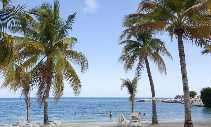 Làn nước biển ấm áp, êm đềm vẫy gọi tại khách sạn Hotel Riu Palace Jamaica. (Ảnh: Annie Wu/The Epoch Times)