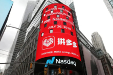 Một màn hình tại Trang web Thị trường Nasdaq hiển thị thông báo sau khi nền tảng thương mại điện tử Trung Quốc Pinduoduo (PDD) được niêm yết trên sàn giao dịch Nasdaq ở Quảng trường Thời Đại, thành phố New York, ngày 26/07/2018. (Ảnh: Mike Segar/Reuters)