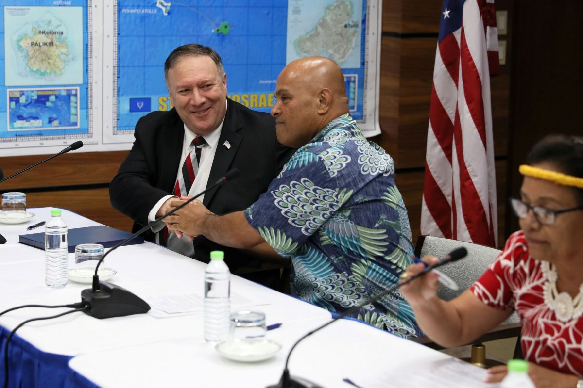 Ngoại trưởng Hoa Kỳ Mike Pompeo (Trái), Tổng thống Liên bang Micronesia David Panuelo, và Tổng thống Quần đảo Marshall Hilda Heine (Phải) tổ chức một cuộc họp báo sau cuộc họp của họ tại Kolonia, Liên bang Micronesia, vào ngày 05/08/2019. (Ảnh: Jonathan Ernst/Reuters)