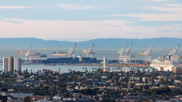 Các con tàu được nhìn thấy ở ngoài khơi tại cảng Long Beach khi các vấn đề về chuỗi cung ứng vẫn tiếp diễn ở Long Beach, California, vào ngày 22/11/2021. (Ảnh: Mike Blake/Reuters)