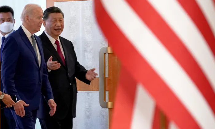 Tổng thống Hoa Kỳ Joe Biden gặp lãnh đạo Trung Quốc Tập Cận Bình bên lề hội nghị thượng đỉnh các nhà lãnh đạo G-20 ở Bali, Indonesia, hôm 14/11/2022. (Ảnh: Kevin Lamarque/Reuters)