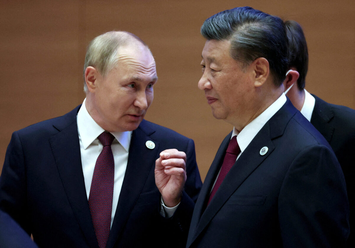 Tổng thống Nga Vladimir Putin nói chuyện với Chủ tịch Trung Quốc Tập Cận Bình trước hội nghị định dạng mở rộng của những người đứng đầu các quốc gia thành viên Tổ chức Hợp tác Thượng Hải (SCO) tại Samarkand, Uzbekistan, hôm 16/09/2022. (Ảnh: Sputnik/Sergey Bobylev/Pool qua Reuters)