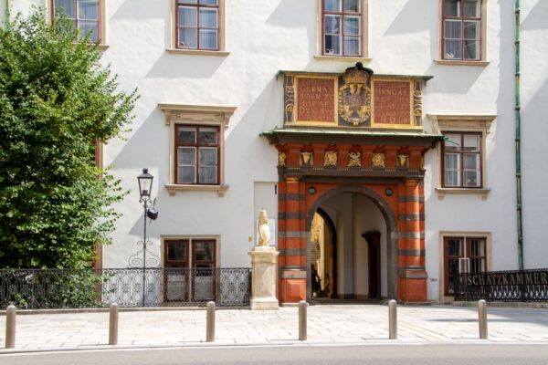 Được xây dựng vào năm 1552, cánh cổng Thụy Sĩ có vai trò là lối dẫn vào khu Swiss Wing, tòa kiến trúc lâu đời nhất của khu phức hợp này, hiện nay là Kho bạc Hoàng gia. Hầu hết phần mặt tiền đã được tân trang vào thế kỷ thứ 16, tuân theo phong cách Phục Hưng (sơn màu trắng, các ô cửa sổ đối xứng). Tuy nhiên, một số đặc điểm thời trung cổ vẫn giữ lại, chẳng hạn như các trục lăn dùng cho chiếc cầu kéo ở bên trong cánh cổng màu đỏ. (Ảnh: Jean-Marc Pierard/Shutterstock)