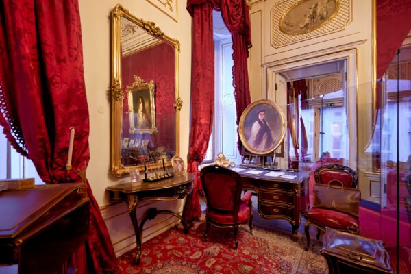 Căn phòng này đem đến một góc nhìn sâu sắc hơn về cuộc đời của Hoàng đế Franz Joseph. Nhà vua đã sử dụng căn phòng này làm phòng nghiên cứu và vẽ tranh. Ở phía sau chiếc bàn học là bức chân dung nổi tiếng của Hoàng hậu Elizabeth do họa sĩ Franz Xaver Winterhalter vẽ. (Ảnh: Marcobrivio.photo/Shutterstock)