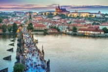 Praha là thành phố có kiến trúc thượng tầng vô cùng phong phú, đồng thời mỹ lệ đến lộng lẫy chói mắt (với tường vàng ngói đỏ), vậy nên còn được mệnh danh là “thành phố ngàn tháp.” (Ảnh: Pexels/CC/Pixabay)