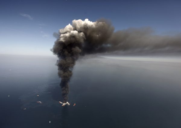 Dầu có thể được nhìn thấy ở Vịnh Mexico, hơn 50 dặm về phía đông nam của Venice trên mũi Louisiana, khi một cột khói lớn bốc lên từ đám cháy trên giàn khoan dầu ngoài khơi Deepwater Horizon của BP vào ngày 21/04/2010. (Ảnh: AP Photo/Gerald Herbert)