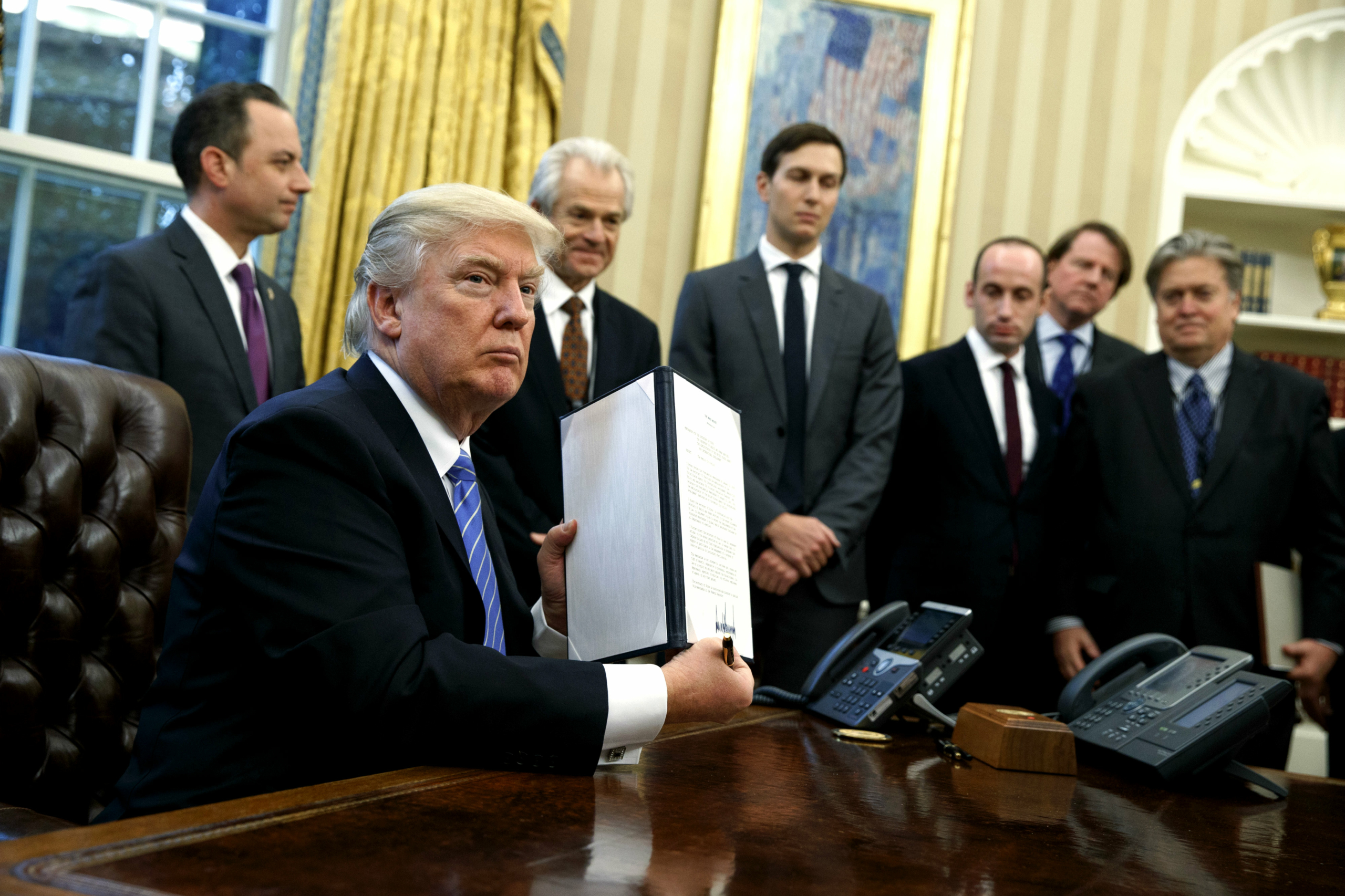 Tổng thống đương thời Donald Trump trình một sắc lệnh đã ký nhằm khôi phục chính sách cấm bất kỳ người nhận trợ cấp nào của Hoa Kỳ thực hiện hoặc quảng bá phá thai ở ngoại quốc bằng số tiền họ nhận được từ các nguồn không phải của Hoa Kỳ tại Oval Office của Tòa Bạch Ốc ở Hoa Thịnh Đốn ngày 23/01/2017. (Ảnh: AP Photo/Evan Vucci)