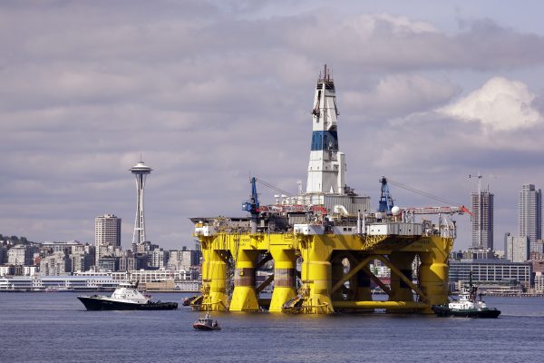 Giàn khoan dầu Polar Pioneer được kéo về một bến tàu ở Vịnh Elliott ở Seattle, Washington. (Ảnh: AP/Elaine Thompson, Hồ sơ)