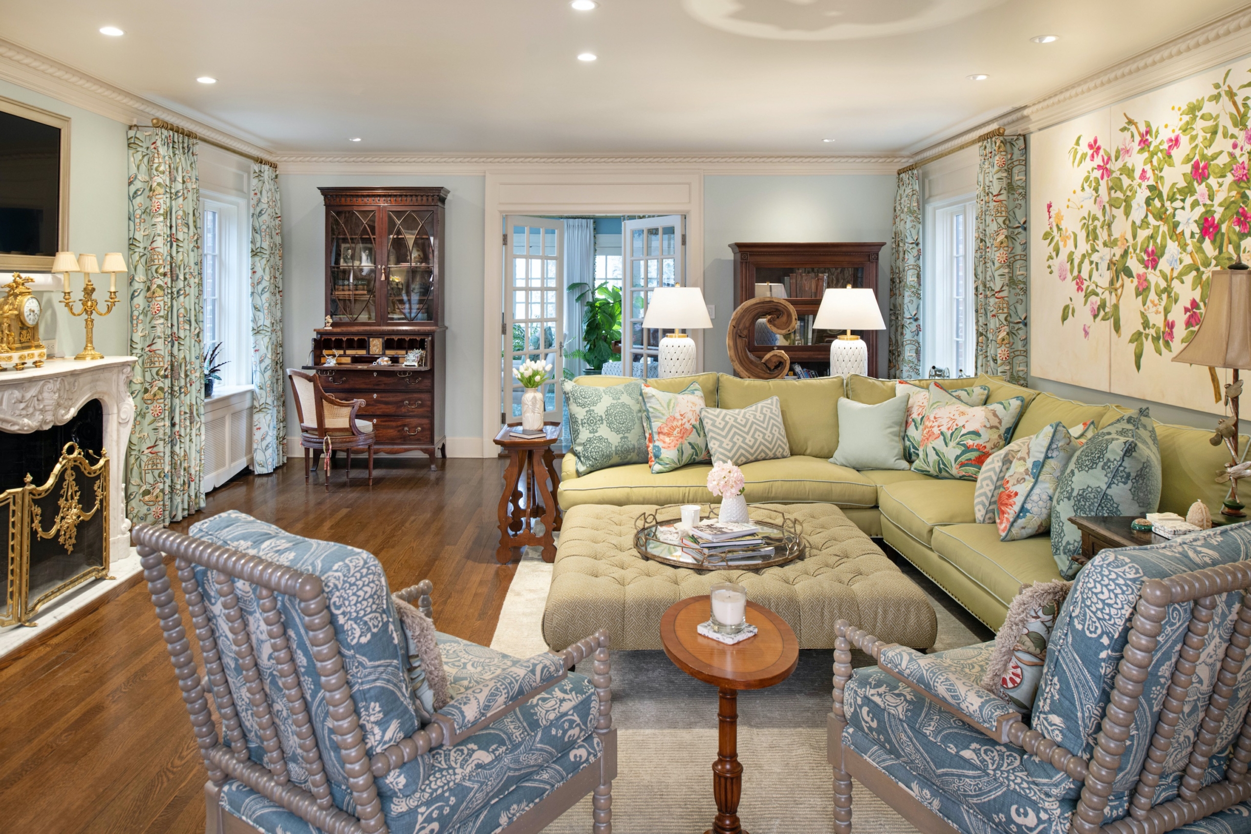 Một chiếc ghế sofa sặc sỡ là điểm nhấn chủ đạo trong thiết kế phòng khách, trong đó những gam màu xanh lá cây và xanh dương là nổi bật nhất. (Ảnh: Handout/TNS)