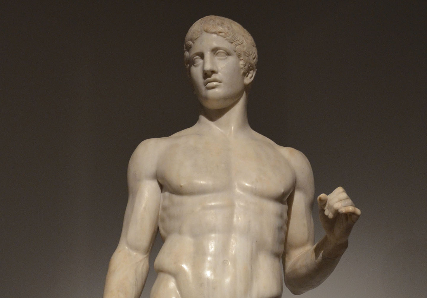 Chuẩn tắc của Polykleitos (tiêu chuẩn tỷ lệ thẩm mỹ) được trình bày hoàn hảo nhất trong tác phẩm Doryphoros hoặc là “Spear-bearer” (Người mang giáo) của ông từ thế kỷ thứ năm trước Công Nguyên. (Ảnh: Hình ảnh được cắt bởi Following Hadrian/CC BY-SA 2.0)