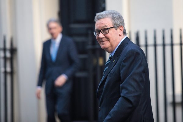 Cao ủy Úc tại Vương quốc Anh Alexander Downer tại London vào ngày 24/01/2017. (Ảnh: Jack Taylor/Getty Images)