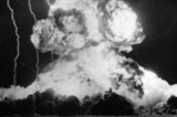 Một máy ảnh của Quân đoàn Truyền tin Hoa Kỳ trực thuộc Lục quân Hoa Kỳ (Signal Corps) ghi lại vụ nổ của một quả bom nguyên tử trong một vụ thử bom nguyên tử tại khu vực thử nghiệm hạt nhân Yucca Flat, Nevada, vào ngày 17/03/1953. (Ảnh: Bảo tàng Quốc gia Hải quân Hoa Kỳ qua Wikimedia Commons)