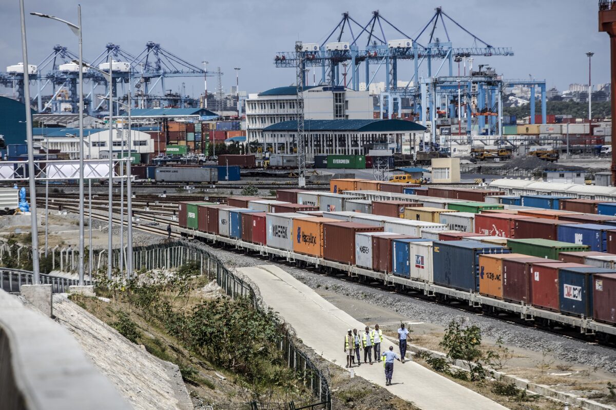 Sáng kiến ​​Vành đai và Con đường của Bắc Kinh nhằm khôi phục và mở rộng các tuyến thương mại nối giữa Trung Quốc với Trung Á, Trung Đông, châu Phi, và châu Âu thông qua mạng lưới đường sắt được nâng cấp hoặc xây mới. Ảnh cảng Mombasa ở Kenya, ngày 01/09/2018. (Ảnh: Luis Tato/Bloomberg qua Getty Images)