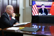 Tổng thống Joe Biden gặp nhà lãnh đạo Trung Quốc Tập Cận Bình trong một hội nghị thượng đỉnh trực tuyến từ Phòng Roosevelt của Tòa Bạch Ốc vào ngày 15/11/2021. (Ảnh: Madel Ngan/AFP/Getty Images)