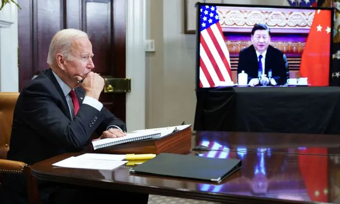 Tổng thống Joe Biden gặp nhà lãnh đạo Trung Quốc Tập Cận Bình trong một hội nghị thượng đỉnh trực tuyến từ Phòng Roosevelt của Tòa Bạch Ốc vào ngày 15/11/2021. (Ảnh: Madel Ngan/AFP/Getty Images)