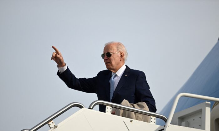 Tổng thống Joe Biden lên Không lực Một tại Căn cứ chung Andrews ở Maryland vào ngày 08/01/2023. (Ảnh: Jim Watson/AFP qua Getty Images)