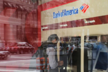 Một khách hàng sử dụng máy ATM tại một chi nhánh của Bank of America ở Boston vào ngày 11/10/2017. (Ảnh: Brian Snyder/Reuters)