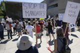 Một nhóm sinh viên Đại học Western tổ chức một cuộc biểu tình phản đối các quy định bắt buộc chích ngừa COVID-19 của trường này vào ngày 27/08/2022. (Ảnh: The Canadian Press/Nicole Osborne)