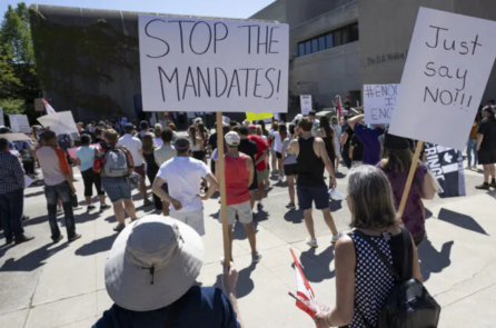 Các cơ sở y tế trên khắp Hoa Kỳ đang đảo ngược và bãi bỏ các quy định bắt buộc chích vaccine COVID