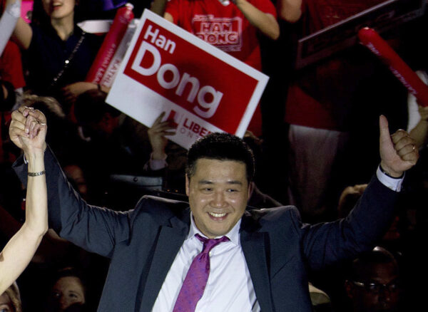 Ông Đổng Hàm Bằng, hiện là một nghị viên liên bang, đang ăn mừng cùng những người ủng hộ với tư cách là một ứng cử viên Đảng Tự Do cấp tỉnh bang ở khu vực Toronto vào ngày 22/05/2014. (Ảnh: Nathan Denette/The Canadian Press)