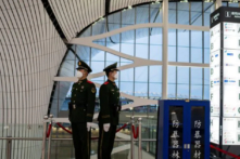 Cảnh sát bán quân sự Trung Quốc bảo vệ một khu vực tại phi trường quốc tế Đại Hưng ở Bắc Kinh vào ngày 14/02/2020. (Ảnh: Nicolas Asfouri/AFP qua Getty Images)