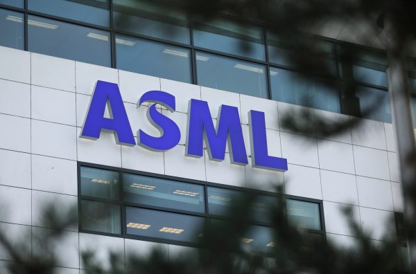 Logo của ASML Holding được chụp tại trụ sở chính của công ty này ở Eindhoven, Hà Lan, vào ngày 23/01/2019. (Ảnh: Eva Plevier/Reuters)