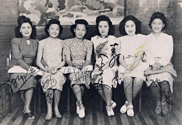 Những nữ ca sĩ nổi tiếng nhất ở Trung Hoa Dân Quốc vào những năm 40 của thế kỷ 20. Từ trái sang phải là Bạch Hồng, Diêu Lài (Yao Lee), Chu Tuyền, Lý Hương Lan, Bạch Quang, Ngô Oanh Âm. Từ bức ảnh có thể thấy kiểu dáng và màu sắc của sườn xám thời bấy giờ đã khá đa dạng. (Ảnh: Tài sản công)