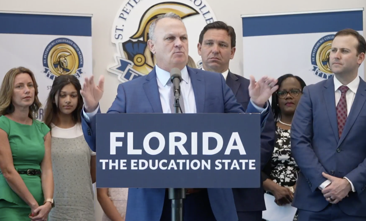 Ủy viên Giáo dục Florida Richard Corcoran nói chuyện tại một cuộc họp báo ở St. Petersburg, Florida, vào ngày 15/03/2022. (Ảnh: The Florida Channel/Ảnh chụp màn hình qua The Epoch Times)