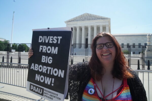 Người biểu tình ủng hộ sự sống thuộc cánh tả Lauren Handy, giám đốc hoạt động của Cuộc nổi dậy Chống phá thai Cấp tiến (PAAU), biểu tình bên ngoài Tối cao Pháp viện Hoa Kỳ hôm 15/06/2022 (Ảnh: Jackson Elliott/The Epoch Times)