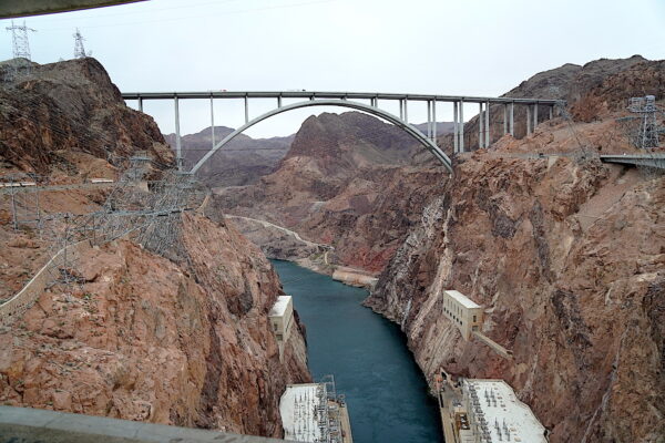 Sông Colorado cung cấp hàng triệu gallon nước mỗi ngày để chạy tua-bin thủy điện tại Đập Hoover, hôm 16 /01/2023. (Ảnh: Allan Stein/The Epoch Times)