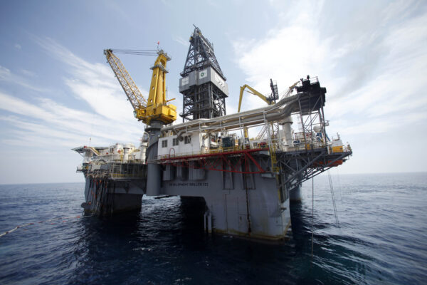 Dàn khoan Development Driller III ngoài khơi bờ biển Louisiana, Vịnh Mexico, vào ngày 11/05/2010. (Ảnh: Gerald Herbert/Pool/Getty Images)