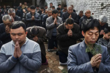 Các tín đồ Công Giáo Trung Quốc quỳ gối và cầu nguyện trong Thánh lễ Chúa Nhật Lễ Lá trong Tuần Lễ Phục sinh tại một nhà thờ dưới lòng đất hôm 09/04/2017. (Ảnh: Kevin Frayer/Getty Images)