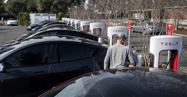 Các xe điện đang được sạc tại một trạm sạc ở Irvine, California, vào ngày 28/01/2022. (Ảnh: Paul Bersebach, MediaNews Group, Orange County Register/Getty Images)