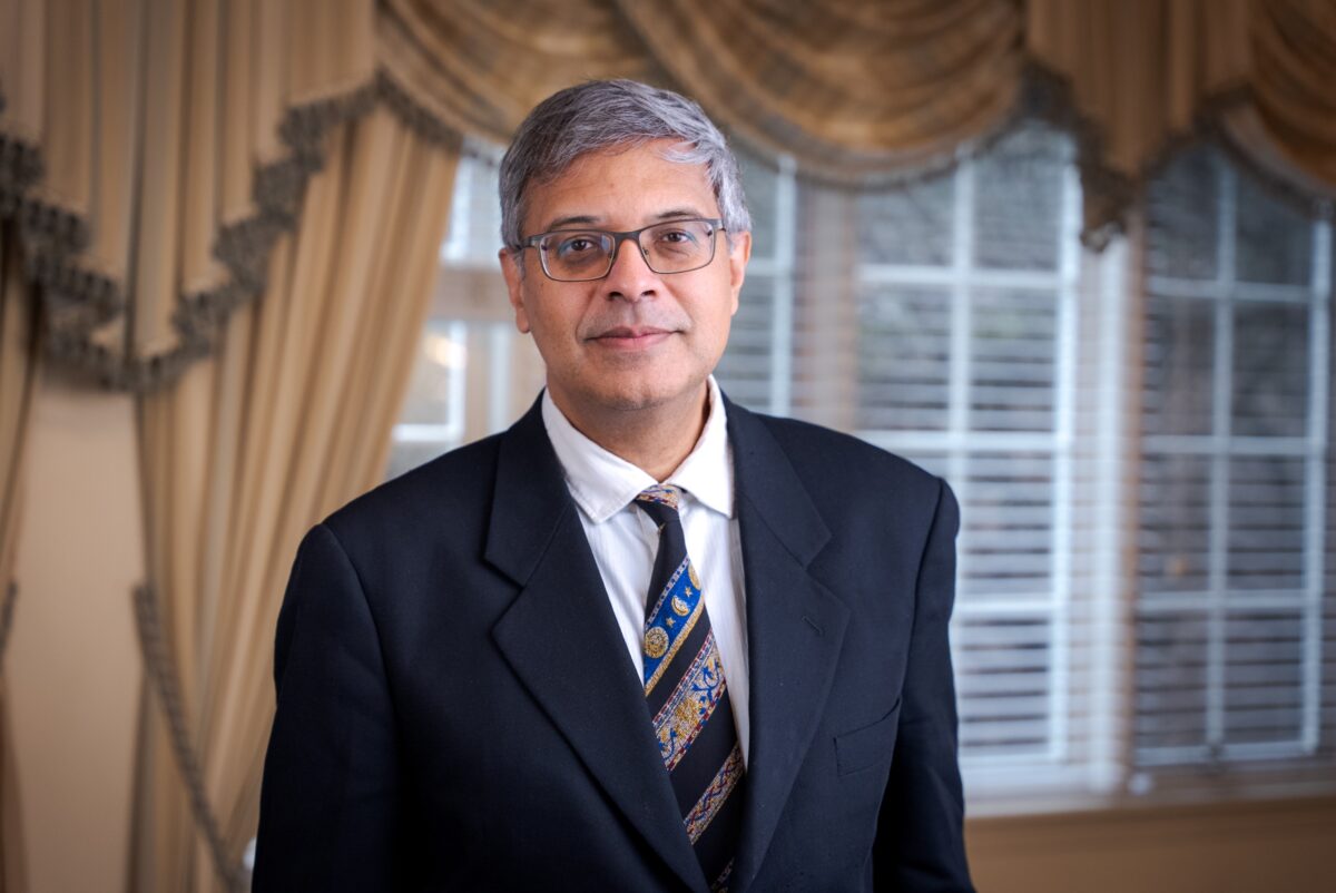 Tiến sĩ Jay Bhattacharya, giáo sư y khoa tại Đại học Stanford và là một trong những đồng tác giả của Tuyên bố Great Barrington, tại Hartford, Connecticut, hôm 17/02/2023. (Ảnh: Tal Atzmon/The Epoch Times)