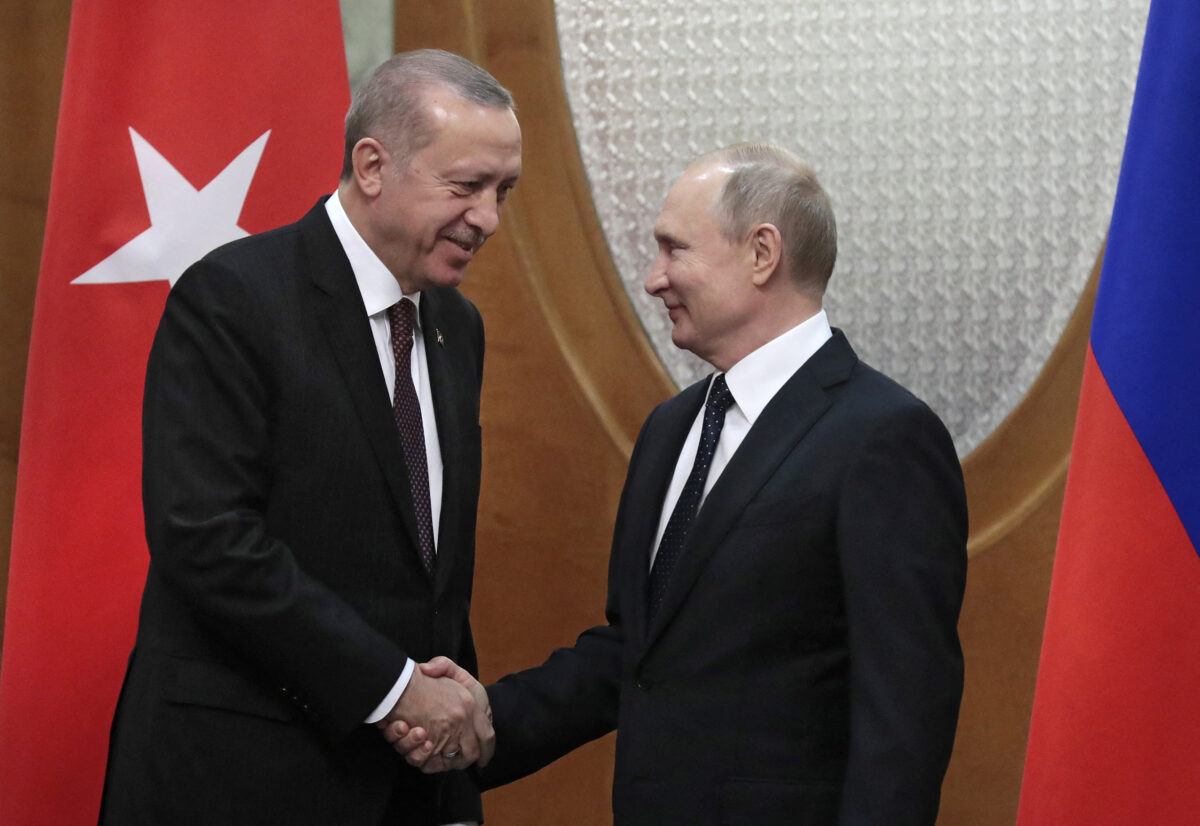 Tổng thống Nga Vladimir Putin gặp người đồng cấp Thổ Nhĩ Kỳ Recep Tayyip Erdogan (Trái) tại khu nghỉ dưỡng Sochi ở biển Hắc Hải, Nga, vào ngày 14/02/2019. (Ảnh: Sergei Chirikov/Pool/AFP qua Getty Images)