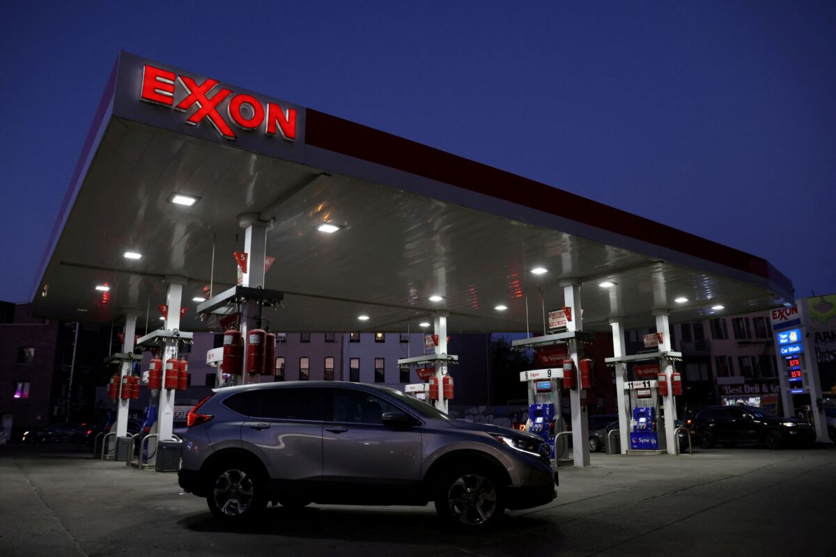 Xe hơi tại một trạm xăng Exxon ở Brooklyn, thành phố New York, ngày 23/11/2021. (Ảnh: Andrew Kelly/Reuters)