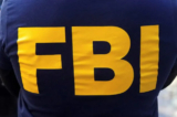 Logo của FBI được in trên áo sơ mi của một đặc vụ ở quận Manhattan của New York, vào ngày 19/10/2021. (Ảnh: Carlo Allegri/Reuters)