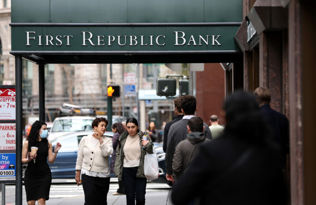 Mọi người đi ngang qua trụ sở First Republic Bank ở San Francisco, California, hôm 13/03/2023. (Ảnh: Justin Sullivan/Getty Images)