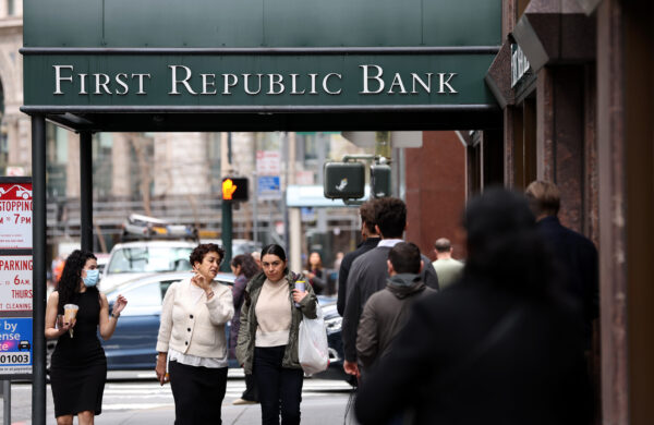 Khách bộ hành đi ngang qua trụ sở của First Republic Bank ở San Francisco, California, hôm 13/03/2023. (Ảnh: Justin Sullivan/Getty Images)