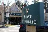 Một tấm biển phía trước văn phòng ngân hàng First Republic Bank ở Oakland, California hôm 16/03/2023. (Ảnh: Justin Sullivan/Getty Images)