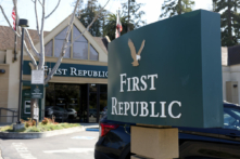 Một tấm biển phía trước văn phòng ngân hàng First Republic Bank ở Oakland, California hôm 16/03/2023. (Ảnh: Justin Sullivan/Getty Images)