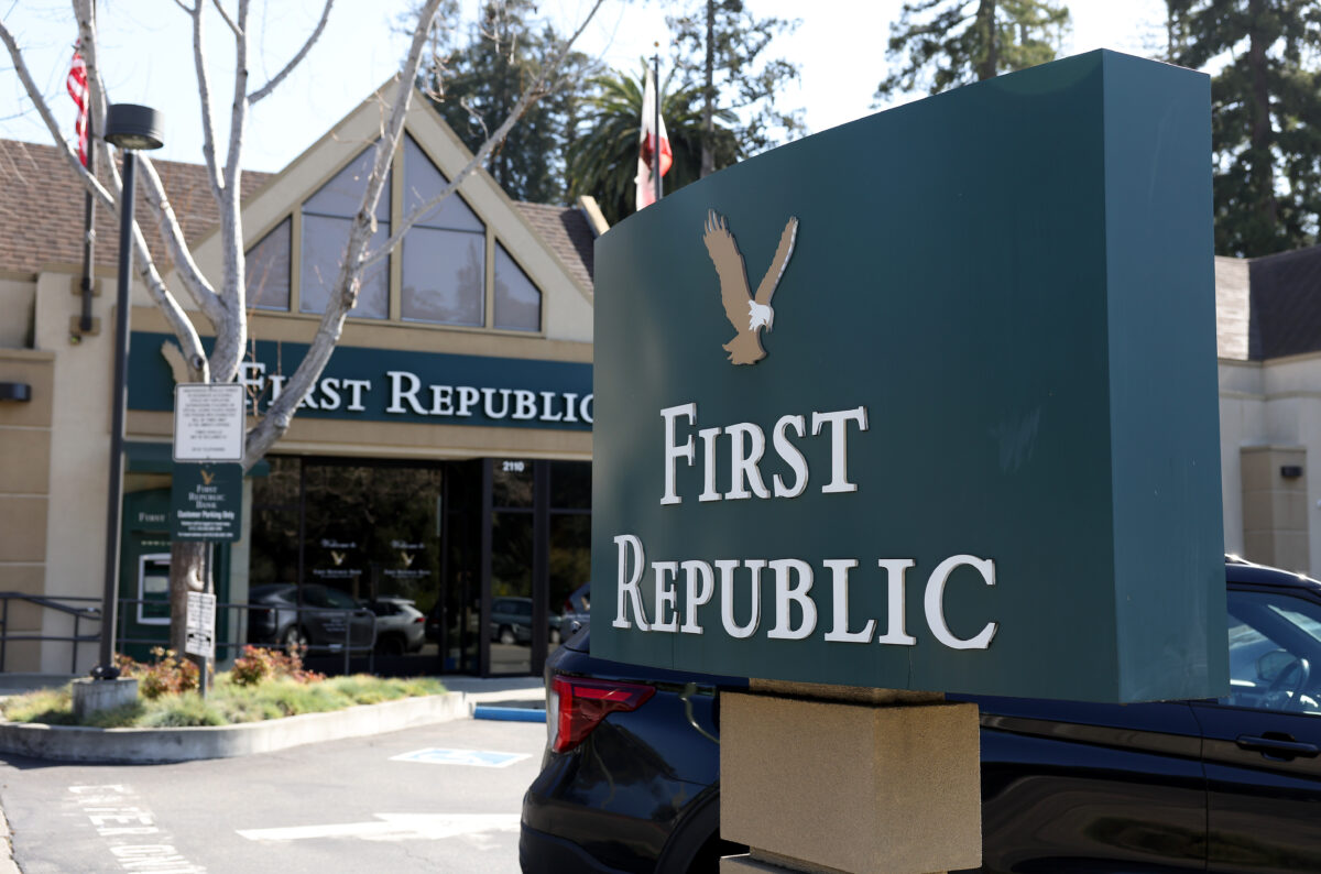 Một tấm biển phía trước văn phòng ngân hàng First Republic Bank ở Oakland, California hôm 16/03/2023. (Ảnh: Justin Sullivan/Getty Images)