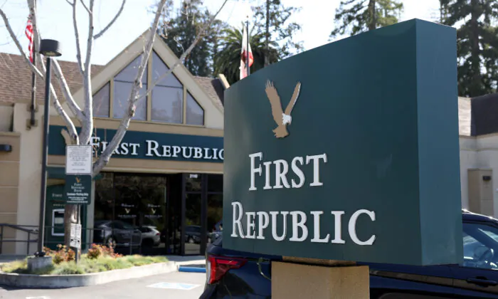 Một tấm biển phía trước văn phòng First Republic Bank ở Oakland, California, hôm 16/03/2023. (Ảnh: Justin Sullivan/Getty Images)