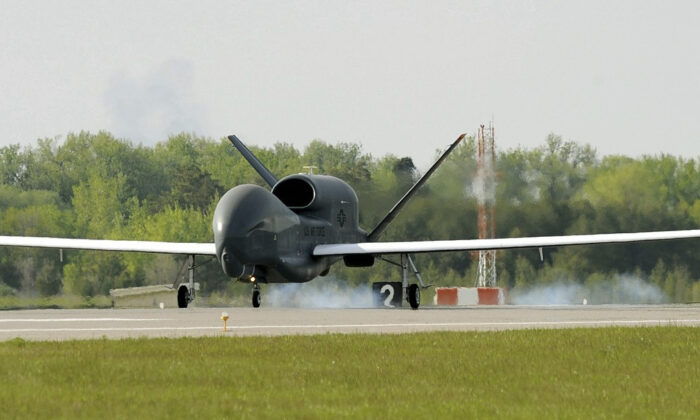 Phi cơ không người lái RQ-4 Global Hawk hạ cánh tại Căn cứ Không quân Grand Forks ở North Dakota. (Ảnh: Johnny Saldivar/Wikimedia Commons)