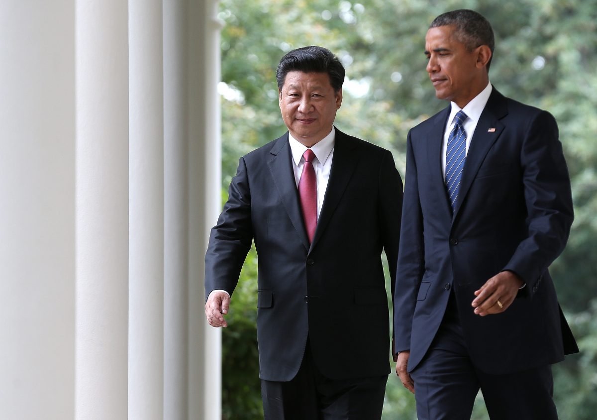 Tổng thống Barack Obama (phải) và Chủ tịch Trung Quốc Tập Cận Bình (trái) đến dự một cuộc họp báo chung ở Vườn Hồng tại Tòa Bạch Ốc, ở thủ đô Hoa Thịnh Đốn vào ngày 25/09/2015. (Ảnh: Win McNamee/Getty Images)