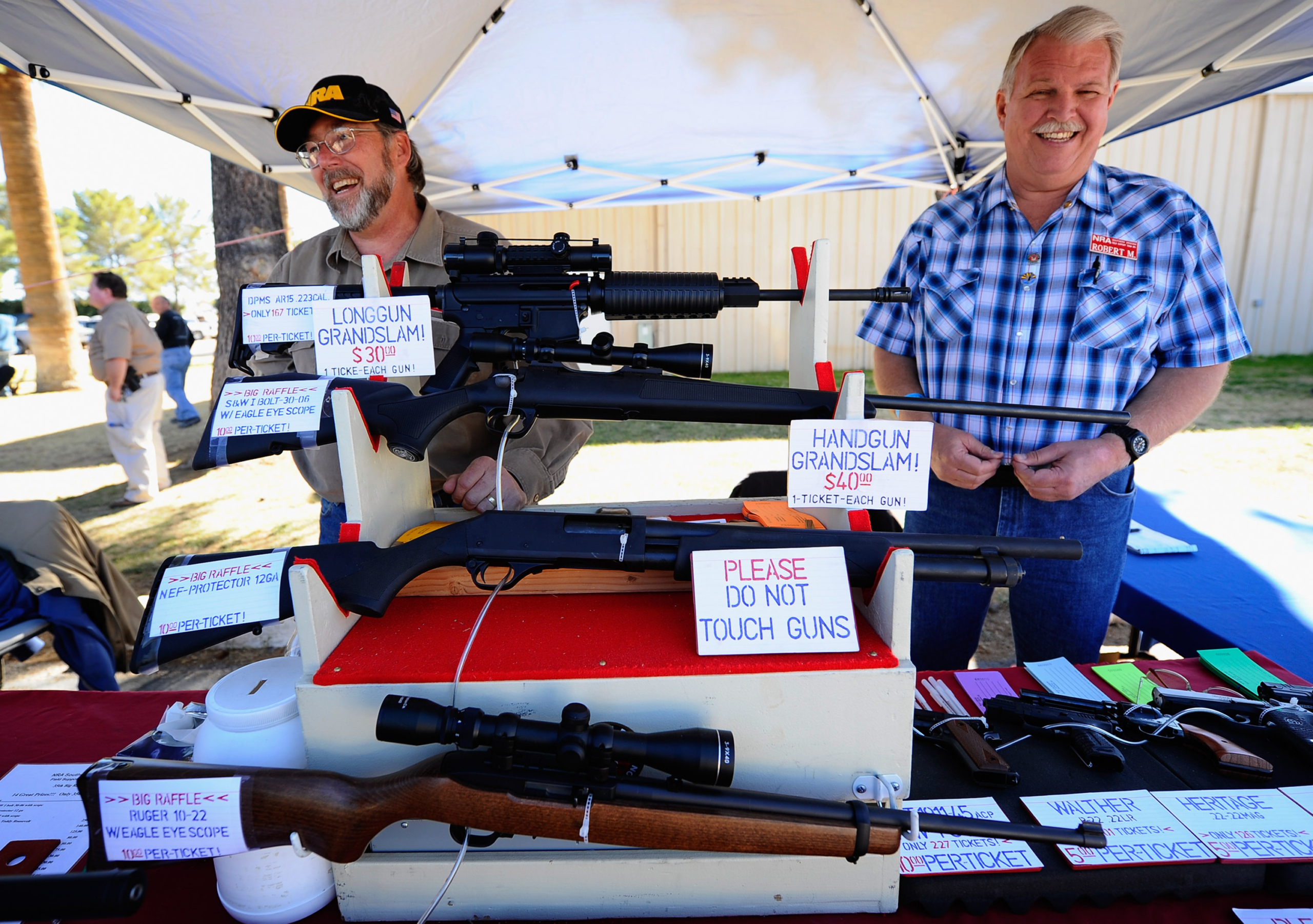 Những người bán hàng bày bán súng săn tại sự kiện Crossroads of the West Gun ở Pima County Fairgrounds ở Tucson, Arizona, ngày 15/01/2011. (Ảnh: Kevork Djansezian/Getty Images)