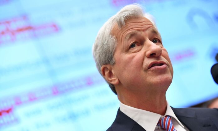 Giám đốc điều hành JPMorgan Chase Jamie Dimon làm chứng trước Ủy ban Dịch vụ Tài chính Hạ viện tại Capitol Hill hôm 10/04/2019. (Ảnh: Mandel Ngan/AFP qua Getty Images)