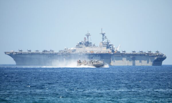 Một phi cơ của Hải quân Hoa Kỳ lao nhanh qua tàu đổ bộ đa năng tấn công USS Wasp (LHD-1) trong các cuộc tập trận quân sự chung giữa Mỹ và Philippines trên Biển Đông hồi năm 2019. (Ảnh: Ted Aljibe/AFP qua Getty Images)