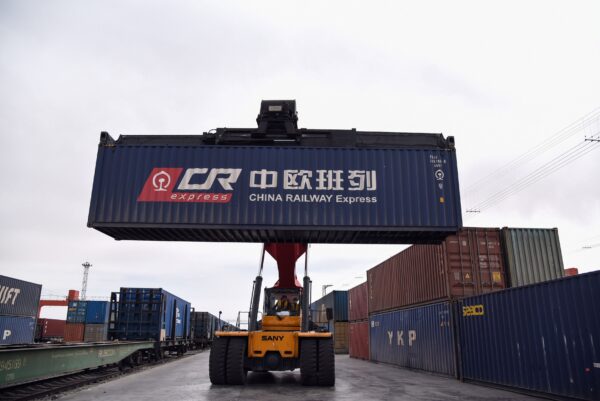 Một cần cẩu chuyển một container lên một đoàn tàu của China Railway Express đến châu Âu ở thành phố biên giới Trung Quốc Erenhot (Nhị Liên Hạo Đặc), Khu vực Nội Mông, vào ngày 18/04/2019. (Ảnh: STR/AFP qua Getty Images)