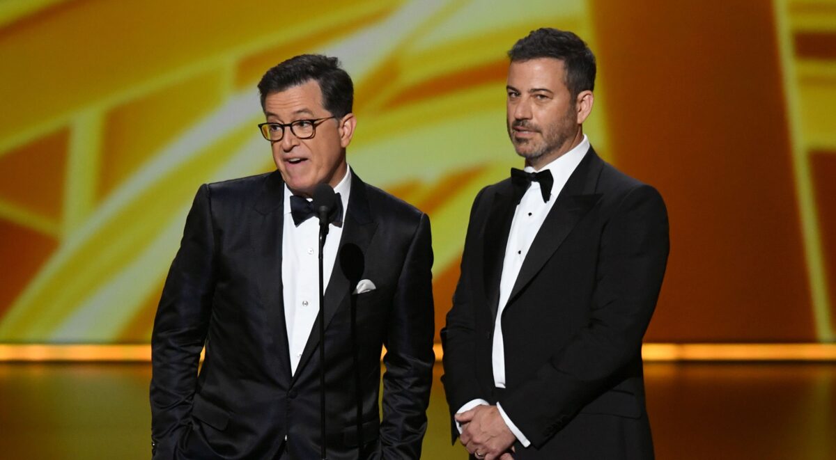 Ông Stephen Colbert và ông Jimmy Kimmel diễn thuyết trên sân khấu trong Lễ trao giải Emmy lần thứ 71 tại Nhà hát Microsoft ở Los Angeles, California, vào ngày 22/09/2019. Các bản tin cho biết các chương trình của ông Kimmel và ông Colbert sẽ dừng trình chiếu trong thời gian đình công. (Ảnh: Kevin Winter/Getty Images)